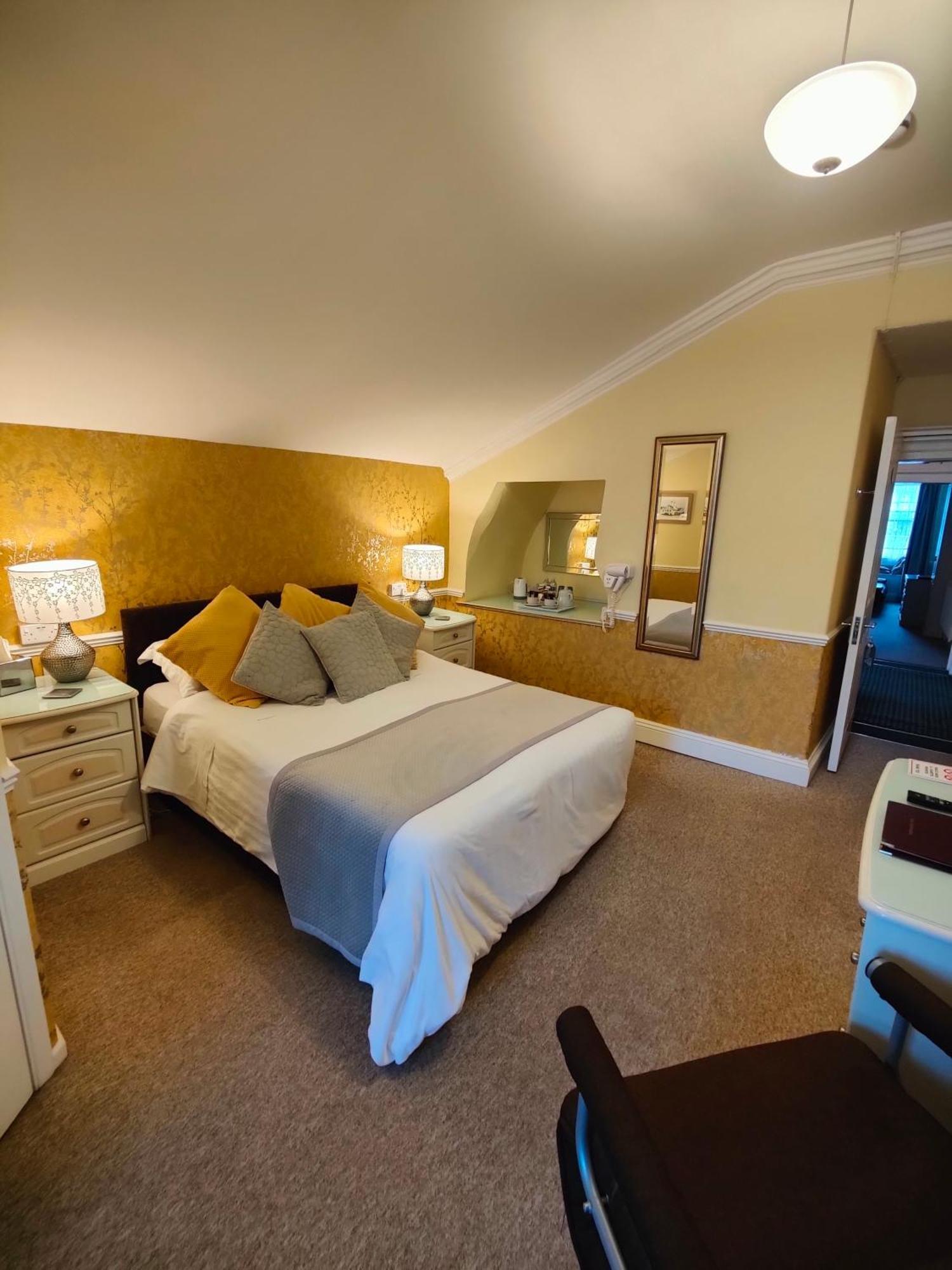 Hotel The Pack O' Cards Combe Martin Exterior foto
