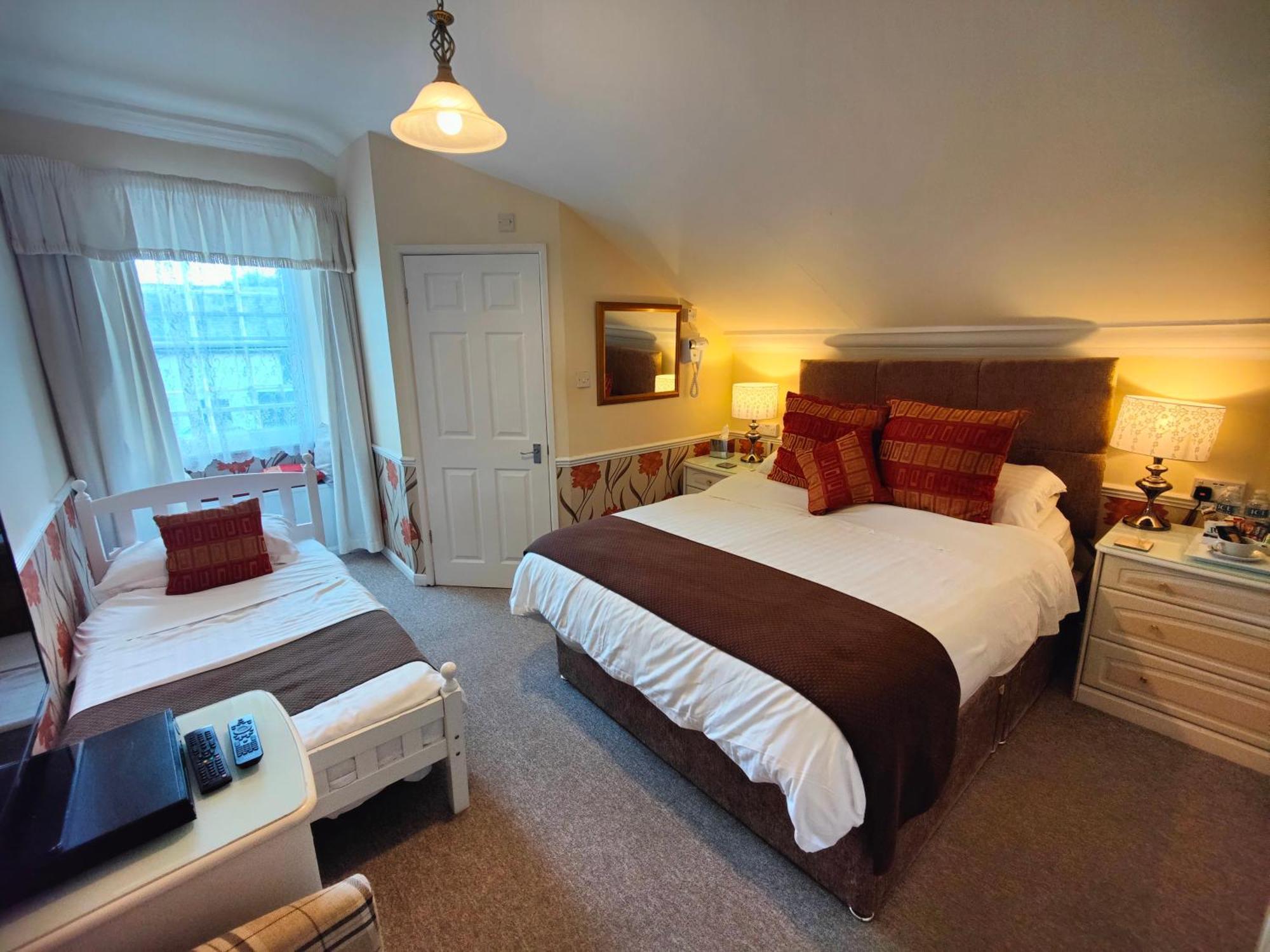 Hotel The Pack O' Cards Combe Martin Exterior foto
